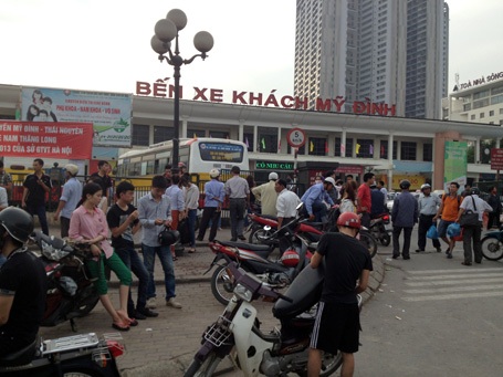 Bến xe Mỹ Đình đông nghẹt người