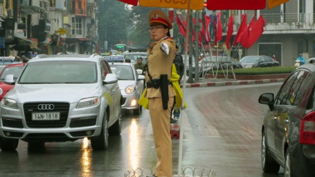 Công văn “xin phép khi ghi hình CSGT” có nhiều dấu hiệu sai trái - 1 Nữ cảnh sát giao thông phân làn trên đường phố Hà Nội