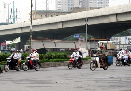 Dầm cầu nhanh chóng di chuyển khỏi hiện trường, ra khu vực đường vành đai 3.