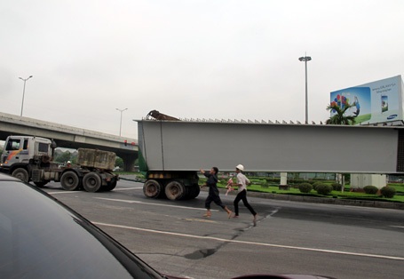 Dầm cầu bị sập nhanh chóng được di chuyển khỏi hiện trường