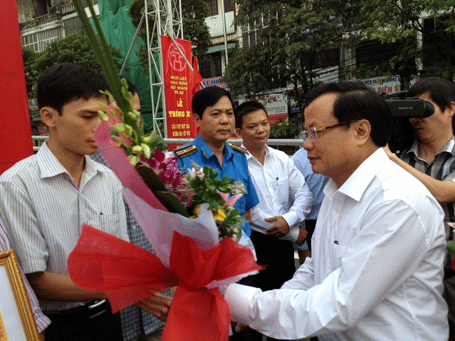 Chính thức thông xe cầu vượt Trần Khát Chân - Đại Cồ Việt - 4 Bí thư Thành ủy Hà Nội Phạm Quang Nghị chúc mừng thành công các đơn vị thi công