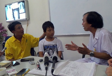 BS Dũng đang trao đổi với 2 bố con em Đan về sự nguy hiểm do đuối nước cạn (Ảnh: H.Hải)