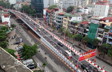 Cầu vượt tại nút giao Trần Khát Chân - Đại Cồ Việt được thông xe ngày 30/8