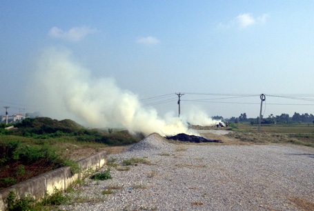 Khói rơm, rạ bay lên trời theo hướng gió thổi vào nội thành