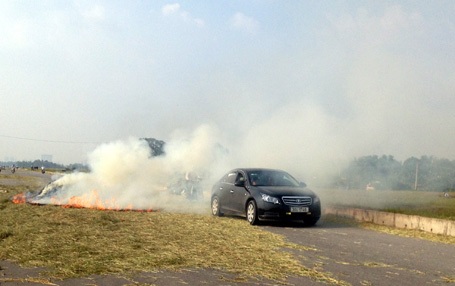 Ngoại thành Hà Nội vào mùa gặt, đâu đâu cũng thấy nghi ngút khói rơm, rạ