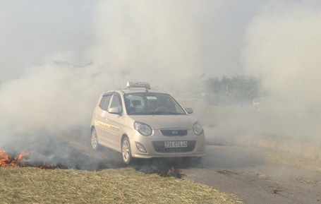 Người dân đốt rơm, rạ trên đường tiềm ẩn nguy cơ nhãn tiền là gây mất an toàn giao thông