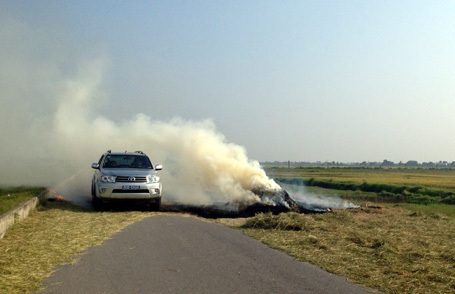 Ô tô lao qua đống rơm đang cháy nghi ngút và bị cột khói che tầm nhìn phía trước