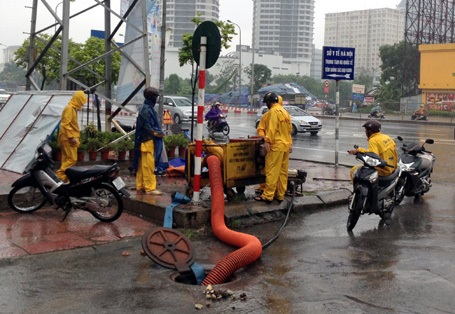 Mỗi khi mưa bão, công nhân Công ty Thoát nước Hà Nội lại phải lao ra đường làm việc