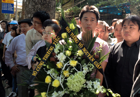 Dòng người xếp hàng vào viếng Đại tướng Võ Nguyên Giáp