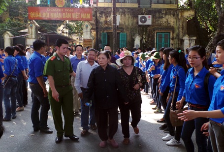 Chiến sĩ công an đưa dòng người qua đường Hoàng Diệu