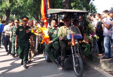 Những thương binh, bệnh binh về Hoàng Diệu thăm Người anh cả của Quân đội nhân dân Việt Nam