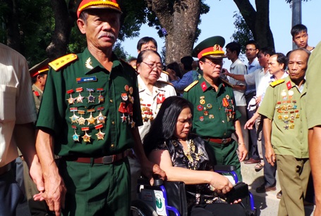 Cực chiến binh cùng giúp nhau vào nhà viếng Đại tướng