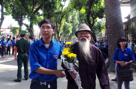 Người cao tuổi, sức yếu được ưu tiên vào viếng Đại tướng trước