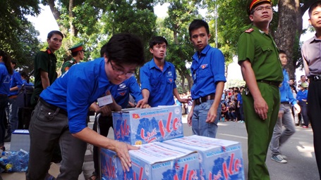 Làm việc quên ăn nhưng những thanh niên trẻ không hề cảm thấy mệt mỏi