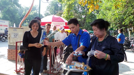 Xếp hàng nhiều giờ dưới nắng nhiều người đói và khát, được sinh viên tình nguyện tiếp sức