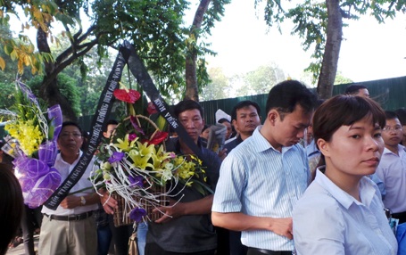 Nhân dân ôm bó hoa đứng xếp hàng nhiều giờ chỉ mong mỏi được vào viếng Đại tướng