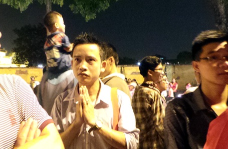 Trái với dự kiến trước đó, hơn 18h cánh cửa nhà Đại tướng chưa khép lại.