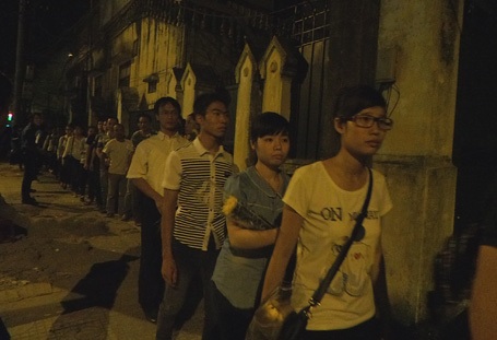 Trái với dự kiến trước đó, hơn 18h cánh cửa nhà Đại tướng chưa khép lại.