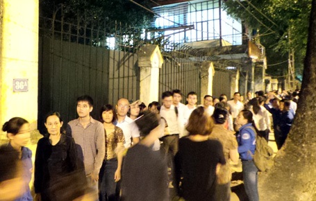 Gần 21h ngày 10/10, dòng người vẫn lặng lẽ nhích dần trên vỉa hè đường Hoàng Diệu vào nhà Đại tướng