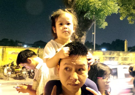 Không được vào bên trong viếng Đại tướng, nhiều người ôm mặt khóc sụt sùi