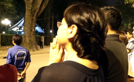 Không được vào bên trong viếng Đại tướng, nhiều người ôm mặt khóc sụt sùi