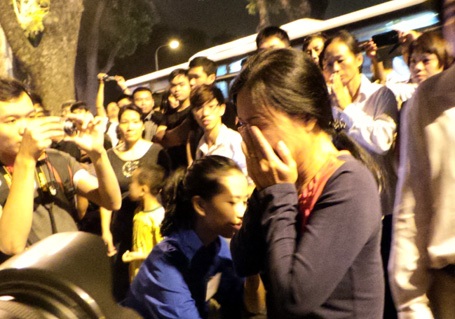 Không được vào bên trong viếng Đại tướng, nhiều người ôm mặt khóc sụt sùi