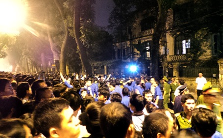 Không được vào bên trong viếng Đại tướng, nhiều người ôm mặt khóc sụt sùi