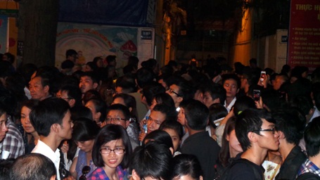 Nhiều người xếp hàng từ đầu giờ chiều đến tối mịt vẫn chưa được vào viếng Đại tướng