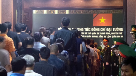 Hơn 21h, dòng người vẫn xếp hàng vào viếng Đại tướng