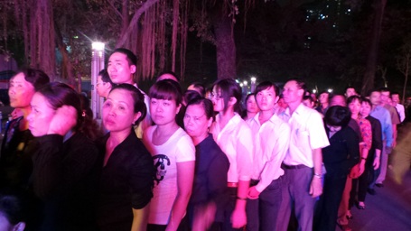 Hàng vạn người trên các tuyến đường nhưng tình trạng chen lấn, xô đẩy không hề xảy ra