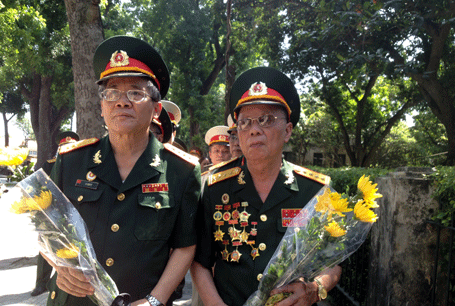 Dòng người đứng chật kín con đường trước nhà Đại tướng - 3 Rất nhiều cựu chiến binh đến với ngôi nhà Người anh cả của Quân đội nhân dân Việt Nam
