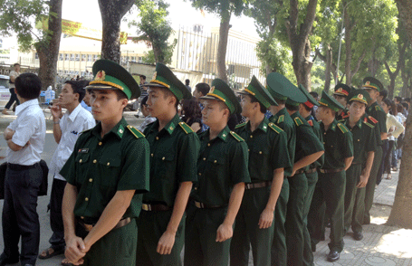 Dòng người đứng chật kín con đường trước nhà Đại tướng - 6 Những học viên của trường Sĩ quan Biên phòng đến từ rất sớm