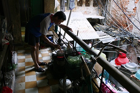 Cuộc sống gò bó của người dân sống trong khu phố cổ (ảnh Hữu Nghị)