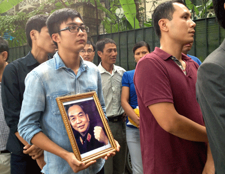 Lê Xuân Hiệp, sinh viên Đại học Công nghiệp Hà Nội ôm chân dung Đại tướng Võ Nguyên Giáp trước ngực