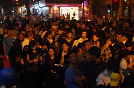 Hàng vạn người trên các tuyến đường nhưng tình trạng chen lấn, xô đẩy không hề xảy ra