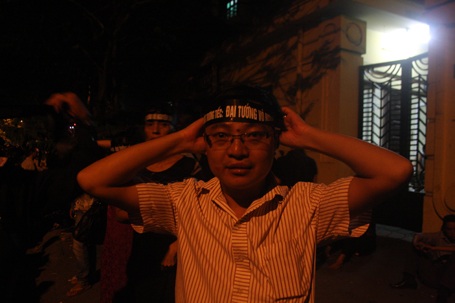 Màn đêm buông xuống nhưng biển người vẫn đợi đến lượt vào viếng Đại tướng