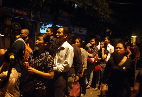 Màn đêm buông xuống nhưng biển người vẫn đợi đến lượt vào viếng Đại tướng