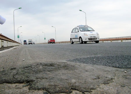 Mặt cầu Thăng Long liên tục được vá víu trong những năm gần đây