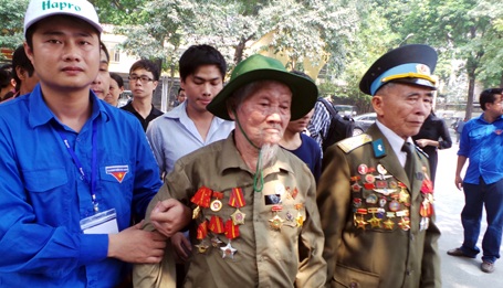 Dòng người tìm về nhà Tang lễ Quốc gia viếng Đại tướng ngày càng đông