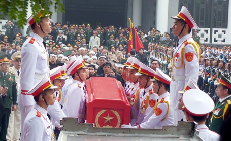 Người dân bật khóc nức nở khi đoàn xe chở thi hài Đại tướng về đến số nhà 30 Hoàng Diệu