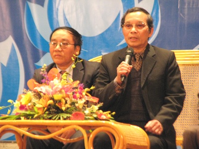 Hà Nội xét danh hiệu Công dân Thủ đô Ưu tú cho Nhà thơ Bằng Việt (bên phải)