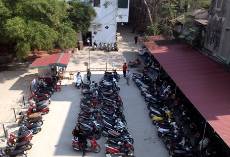 Xe máy của khách hàng vẫn xếp đầy sân Zone 9