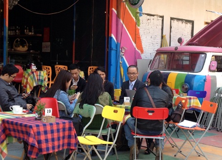 Sáng ngày 4/12 - một ngày sau quyết định của Chủ tịch Hà Nội, nhiều người vẫn ra vào Zone 9