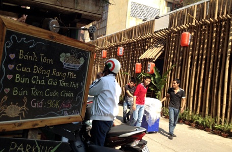 Sáng ngày 4/12 - một ngày sau quyết định của Chủ tịch Hà Nội, nhiều người vẫn ra vào Zone 9