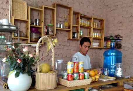 Nhân viên các cửa hàng vẫn tận tình phục vụ thượng đế