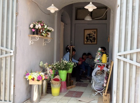 Sáng ngày 4/12 - một ngày sau quyết định của Chủ tịch Hà Nội, nhiều người vẫn ra vào Zone 9