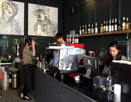 Nhân viên các cửa hàng vẫn tận tình phục vụ thượng đế