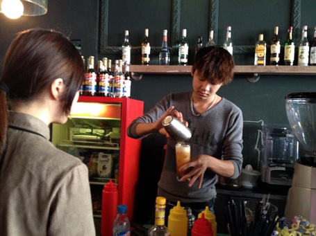 Nhân viên các cửa hàng vẫn tận tình phục vụ thượng đế