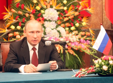 Tổng thống Nga V. Putin thông tin tới báo chí nội dung hội đàm.