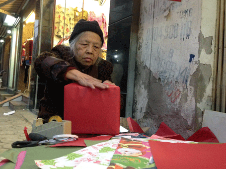 Người Hà Nội đội rét xuống đường đêm Noel - 10 Các dịch vụ gói quà thuê trong tối nay cũng kiếm bộn tiền.